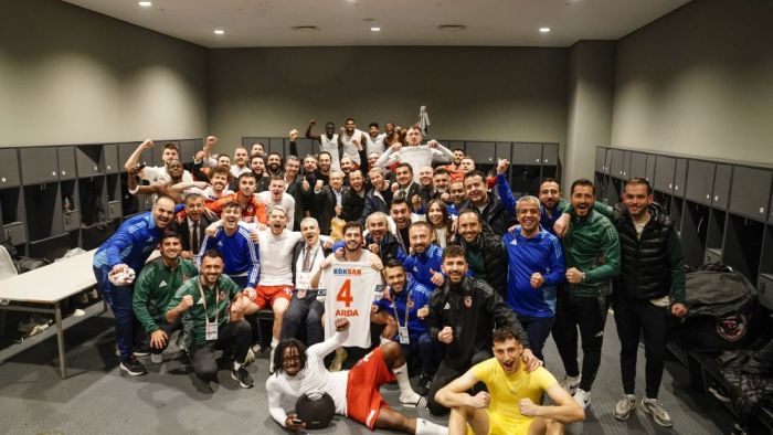 Gaziantep FK'da oyuncular galibiyeti Başkana hediye ettiler
